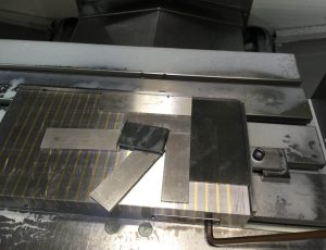 MEKANİK TABLALAR mehrere platten sind auf der magnetspannplatte festgespannt